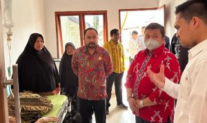 Bupati Tapsel Dolly Pasaribu saat mengunjungi keluarga tertimpa pohon yang di rawat di RSUD Sipirok, Sabtu (25/5-24). Foto : BP/Ist