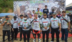 Dandim 0212/Tapsel Letkol Inf Amrizal Nasution saat menutup secara resmi Kejuaraan Grastrack dan Motocross Nasution MX, Minggu (26/5-24). Foto : BP/Ist
