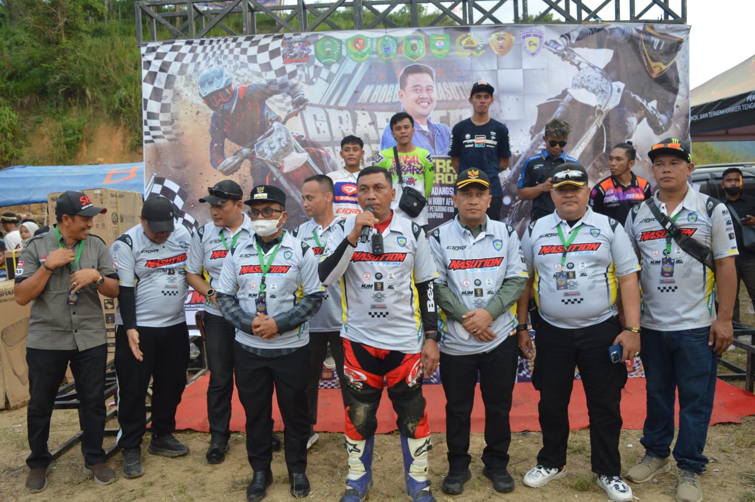 Dandim 0212/Tapsel Letkol Inf Amrizal Nasution saat menutup secara resmi Kejuaraan Grastrack dan Motocross Nasution MX, Minggu (26/5-24). Foto : BP/Ist