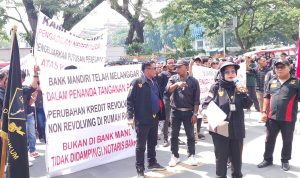 Penasehat hukum Hj. Tri Atnuari, SH, M. HUM saat orasi di depan Bank Mandiri Jalan Balai Kota Medan, Senin (27/5/2024). BP/erwan