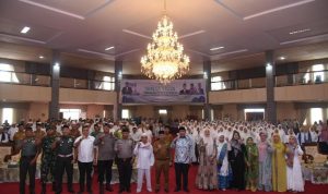 Bupati Tapsel Dolly Pasaribu yang diwakili Sekdakab Tapsel Sofyan Adil dan Forkopimda serta Ketua TP PKK Tapsel foto bersama dengan seluruh CJH usai tepung tawar di Gedung Serba Guna Sarasi, Jalan Prof Lafran Pane Sipirok, Senin (27/5-24). Foto : BP/Ist