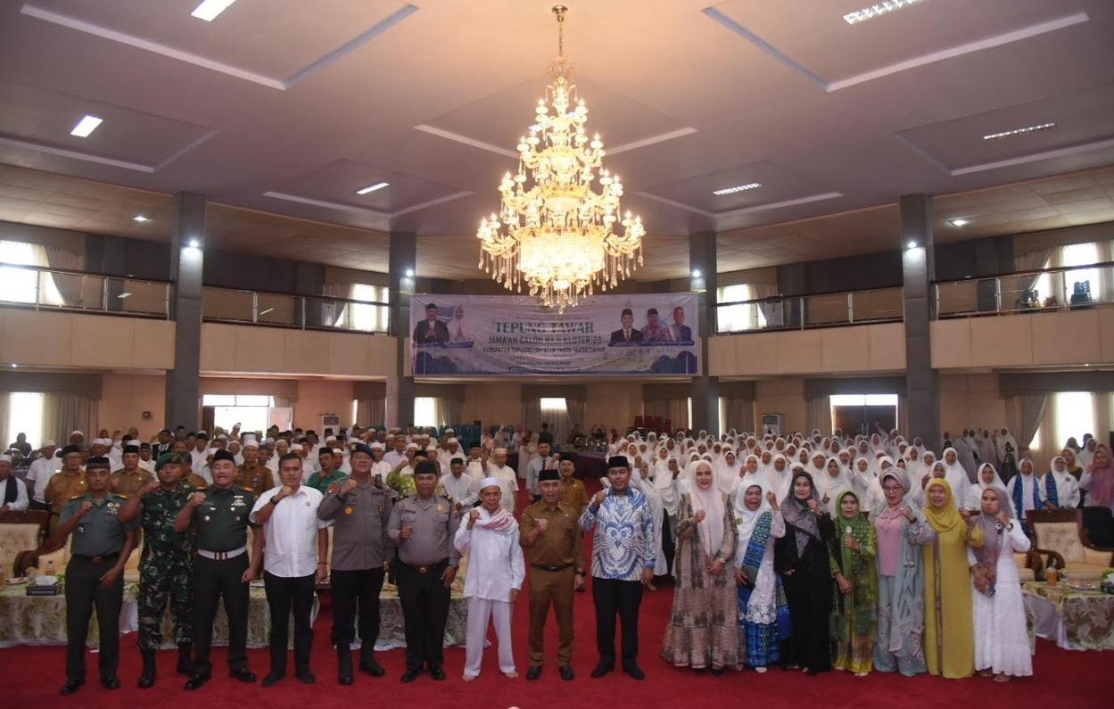 Bupati Tapsel Dolly Pasaribu yang diwakili Sekdakab Tapsel Sofyan Adil dan Forkopimda serta Ketua TP PKK Tapsel foto bersama dengan seluruh CJH usai tepung tawar di Gedung Serba Guna Sarasi, Jalan Prof Lafran Pane Sipirok, Senin (27/5-24). Foto : BP/Ist