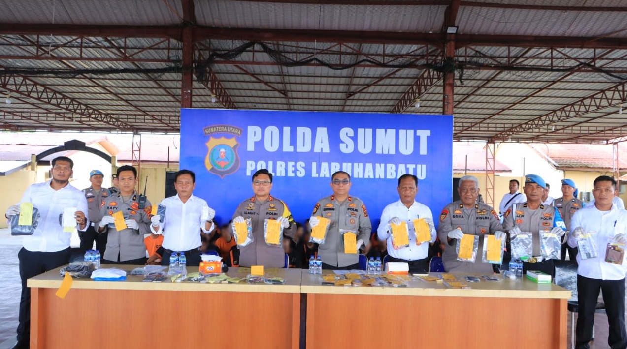 Kapolres Labuhanbatu dan anggota melakukan kegiatan konferensi pers.(Istimewa).