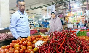 Dirut PUD Pasar Medan Suwarno saat mengecek harga di Pasar Petisah. BP/erwan