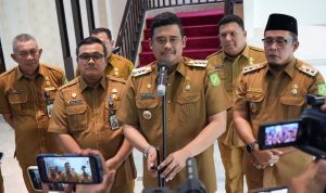 Wali Kota Medan Bobby Nasution saat memberikan keterangan kepada wartawan. BP/erwan