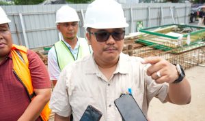 Pj Sekda Medan Topan Ginting memberikan arahan saat mengunjungi overpass depan Stasiun Kereta Api Medan. BP/erwan