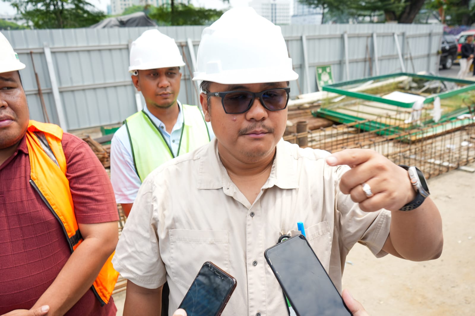 Pj Sekda Medan Topan Ginting memberikan arahan saat mengunjungi overpass depan Stasiun Kereta Api Medan. BP/erwan