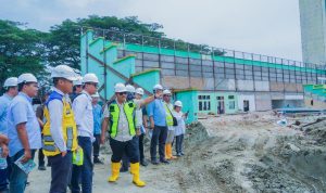 Pjj Sekda Medan Topan Ginting saat meninjau pelaksanaan pembangunan renovasi Stadion Teladan Medan. BP/erwan