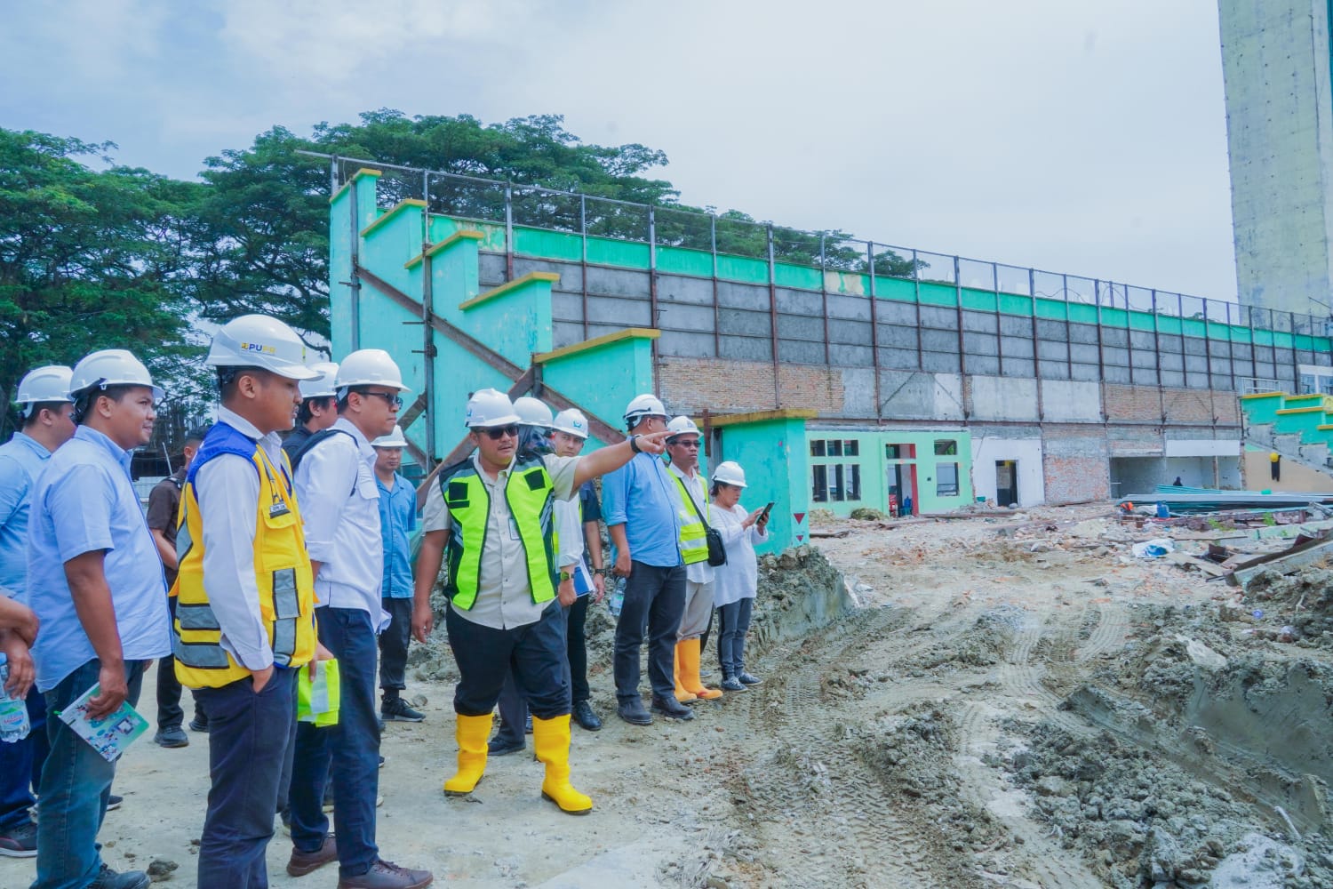 Pjj Sekda Medan Topan Ginting saat meninjau pelaksanaan pembangunan renovasi Stadion Teladan Medan. BP/erwan