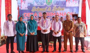 Ketua TP PKK Tapsel Ny Rosalina Dolly Pasaribu foto bersama dengan Tim Evaluasi Desa Binaan Provinsi Sumut di Desa Sorimanaon Kecamatan Angkola Muaratais, Rabu (29/5-24). Foto : BP/Ist
