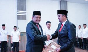 Wali Kota Medan Bobby Nasution saat melantik Dirut PUD Pembangunan Ardian Surbakti di Balai Kota Medan, Rabu (29/5/2024). BP/erwan