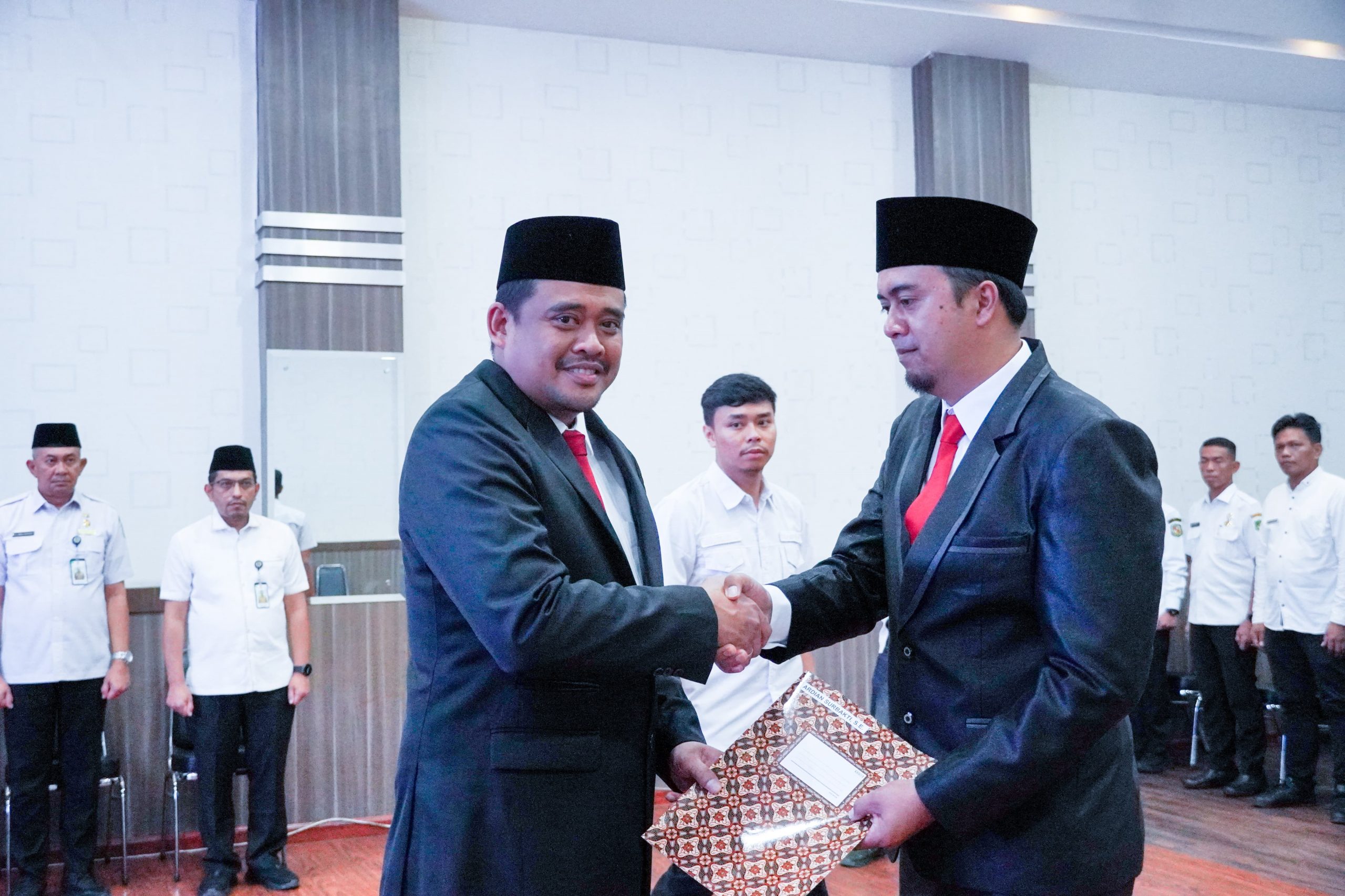 Wali Kota Medan Bobby Nasution saat melantik Dirut PUD Pembangunan Ardian Surbakti di Balai Kota Medan, Rabu (29/5/2024). BP/erwan