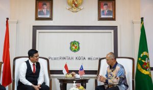 Wali Kota Medan Bobby Nasution saat berbincang dengan Datuk Bandar Majelis Bandarraya Kuantan (MBK) Malaysia di Balai Kota Medan, Rabu (29/5/2024) petang. BP/erwan
