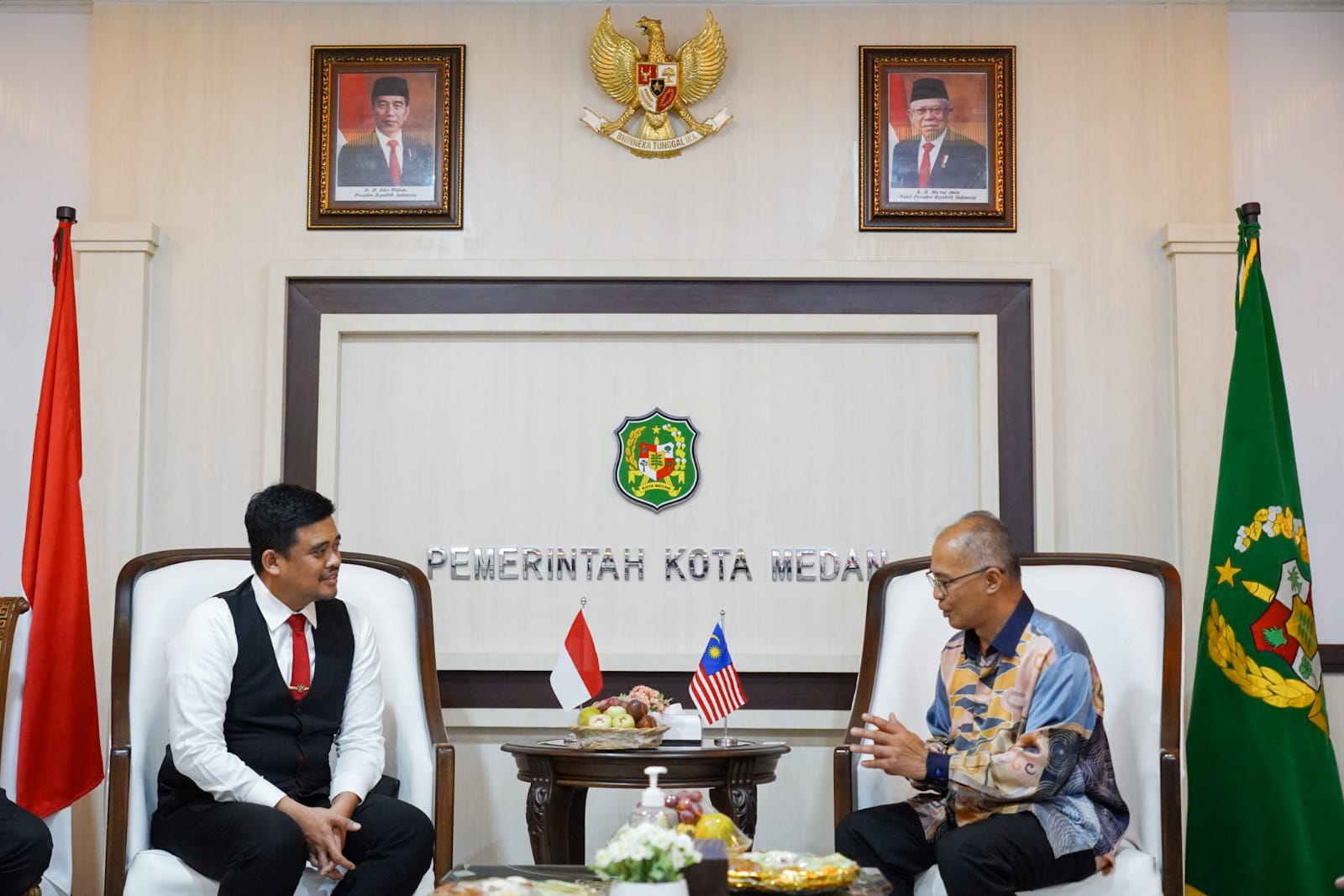 Wali Kota Medan Bobby Nasution saat berbincang dengan Datuk Bandar Majelis Bandarraya Kuantan (MBK) Malaysia di Balai Kota Medan, Rabu (29/5/2024) petang. BP/erwan