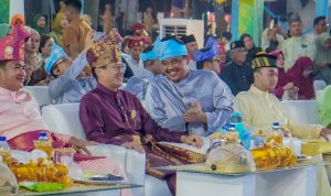 Menteri Pariwisata dan ekonomi kreatif Sandiaga S Uno berbincang bersama Wali Kota Medan Bobby Nasution di acara Gerakan Melayu Serumpun (Gemes) di Istana Maimun Medan. BP/erwan