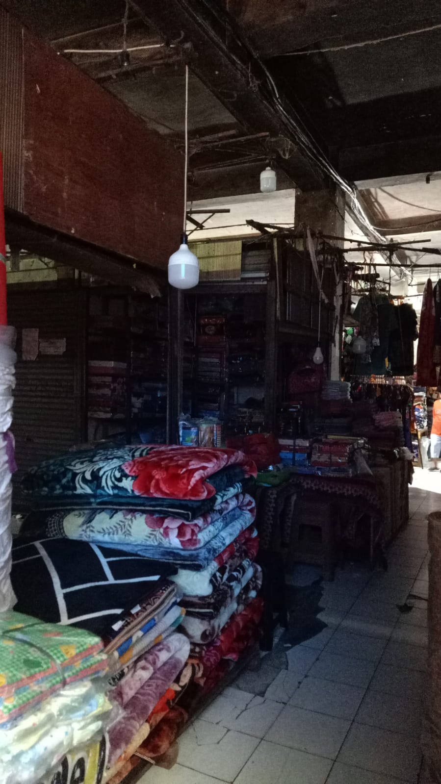 Susana Lantai I Pusat Pasar Medan gelap akibat mati lampu. BP/erwan