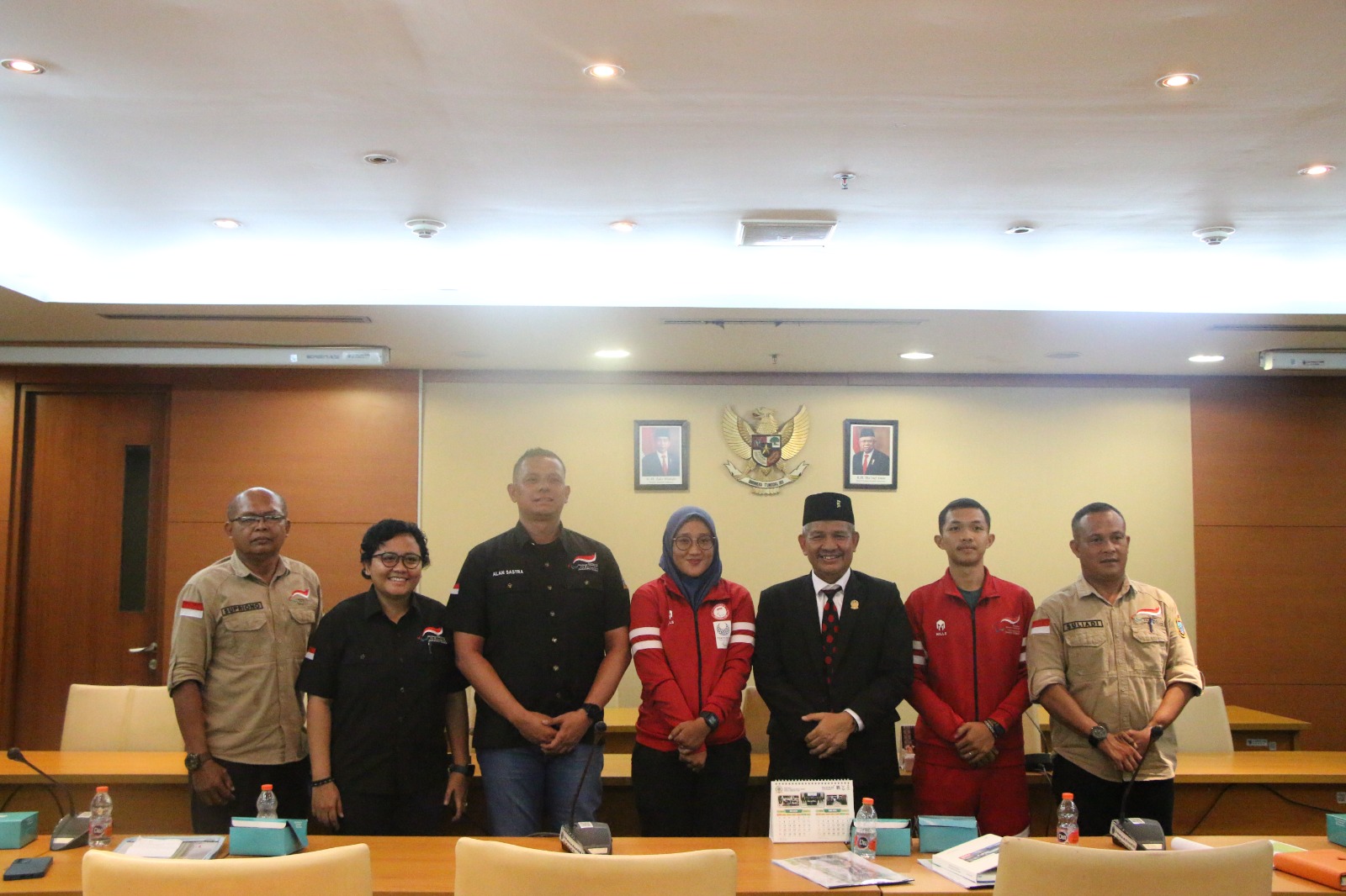Ketua DPRD Sumut,Sutarto bersama Pengurus NPC Sumut dan perwakilan atlet NPC.(Istimewa)