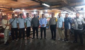Dirut PUD Pasar Suwarno foto bersama seusai menertibkan parkir di area basement Pasar Petisah. BP/erwan