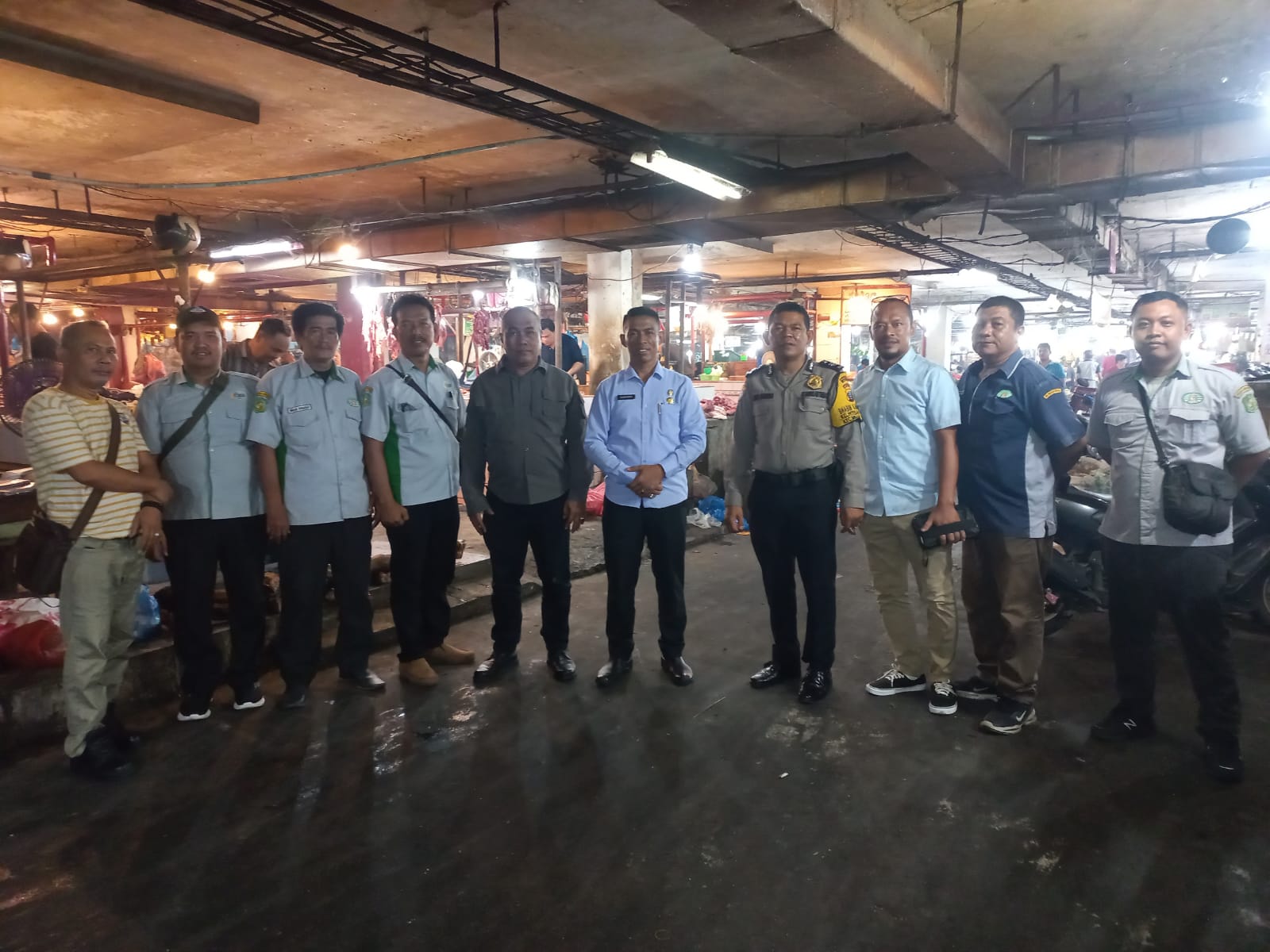 Dirut PUD Pasar Suwarno foto bersama seusai menertibkan parkir di area basement Pasar Petisah. BP/erwan