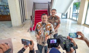 Pj Sekda Medan Topan Ginting saat memberikan keterangan kepada wartawan di Balai Kota Medan, Kamis (30/5/2024). BP/erwan