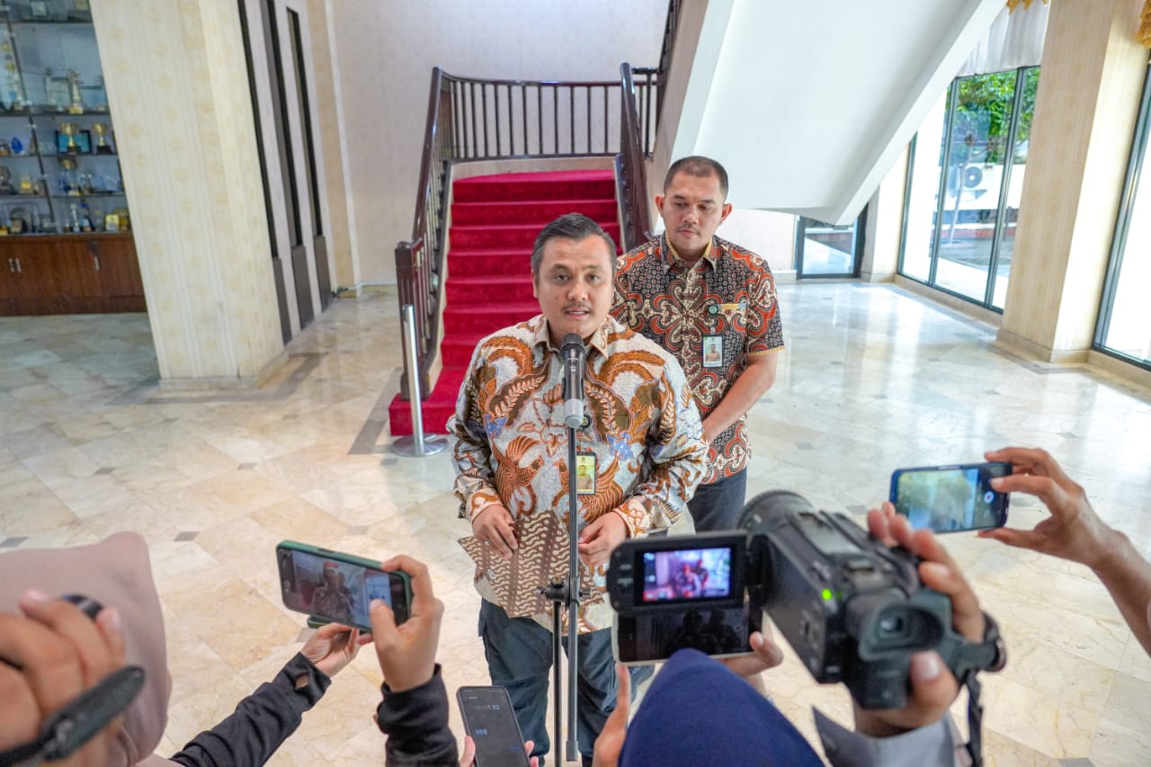 Pj Sekda Medan Topan Ginting saat memberikan keterangan kepada wartawan di Balai Kota Medan, Kamis (30/5/2024). BP/erwan