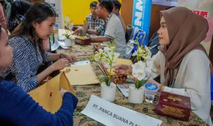 Para pelamar kerja terlihat antusias mendaftar. BP/erwan