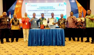 Dirut PUD Pasar Medan Suwarno bersama jajaran Direksi, Kabag dan Kacab saat foto bersama dengan jajaran managemen Bank Sumut di Kantor Bank Sumut, Jalan Iman Bonjol Medan, Jumat (31/5/2024). BP/erwan
