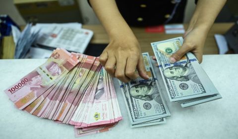 Nilai Tukar Rupiah Melemah Terhadap Dolar AS Karena Kenaikan Suku Bunga AS pada 2024