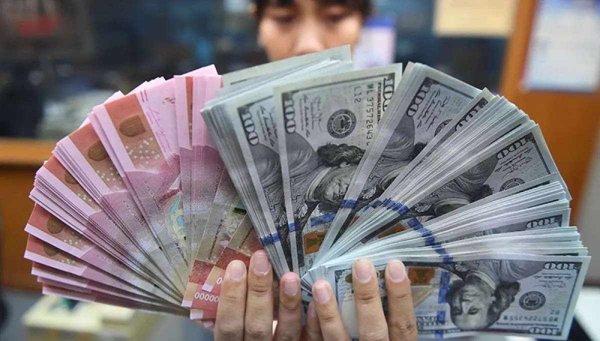 Nilai Tukar Rupiah Terhadap Dolar AS Tergelincir, Mencapai Rp16.040 pada Pagi Hari