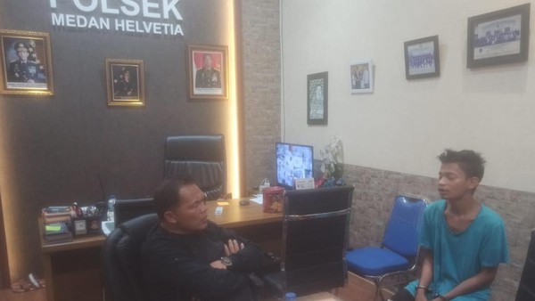 Pemuda Tersangka Pembunuhan Abang Tirinya Menyerahkan Diri ke Polisi