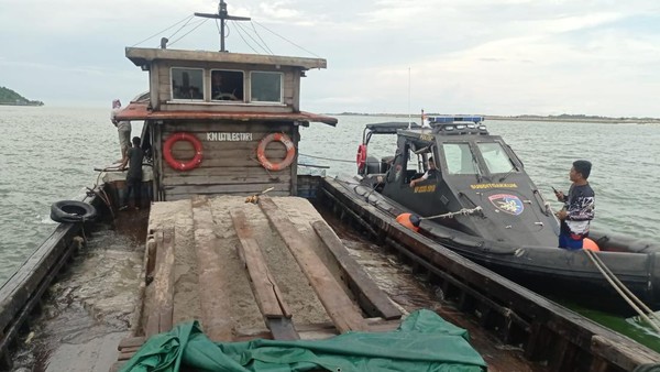 Polisi Menangkap Empat Kapal Sedot Pasir Ilegal di Perairan Karimun, Kepulauan Riau