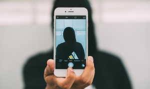 The Selfie Chronicles: Kamera Sebagai Cermin Kesempurnaan