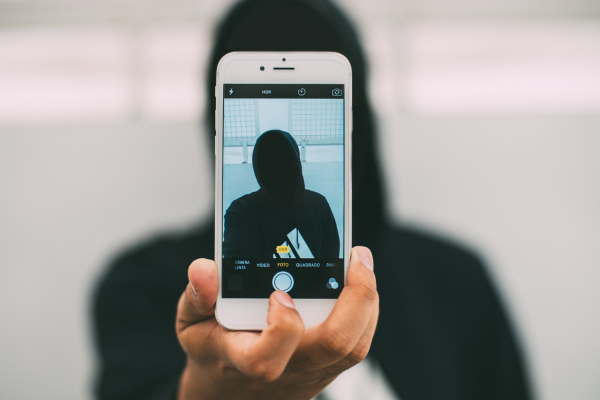 The Selfie Chronicles: Kamera Sebagai Cermin Kesempurnaan