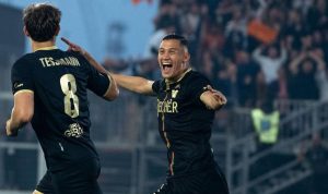 Venezia vs Cremonese-VOI.com-Jay Idzes tampil impresif saat membela Venezia di babak play off Serie B