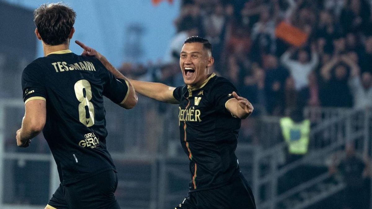 Venezia vs Cremonese-VOI.com-Jay Idzes tampil impresif saat membela Venezia di babak play off Serie B