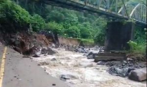 Jalur Padang-Bukittinggi Terputus Total Akibat Banjir Bandang: Badan Jalan Amblas di Lembah Anai
