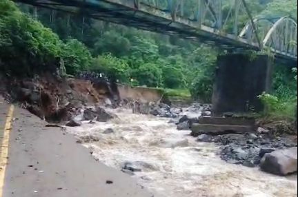 Jalur Padang-Bukittinggi Terputus Total Akibat Banjir Bandang: Badan Jalan Amblas di Lembah Anai
