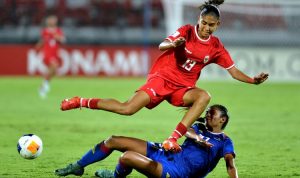 Pesepak bola Timnas Indonesia Putri U-17 Claudia Scheunemann (atas) diadang pesepak bola Timnas Filipina Putri U-17 Lauren Villasin (bawah) saat pertandingan Grup A Piala Asia Putri U-17 2024 di Stadion Kapten I Wayan Dipta Gianyar, Bali, Senin (6/5/2024). Terkini, Claudia Scheunemann membela timnas Indonesia dalam laga uji coba kontra Singapura di Stadion Madya, Jakarta, Selasa (28/5/2024). ANTARA FOTO/Fikri Yusuf/Spt.
