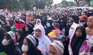 Massa saat aksi bela Palestina di depan Masjid Raya Al-Mashun.