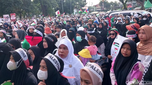 Massa saat aksi bela Palestina di depan Masjid Raya Al-Mashun.