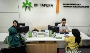 Petugas melayani peserta tabungan perumahan rakyat (Tapera) di Kantor Pelayanan Badan Pengelola Tapera,