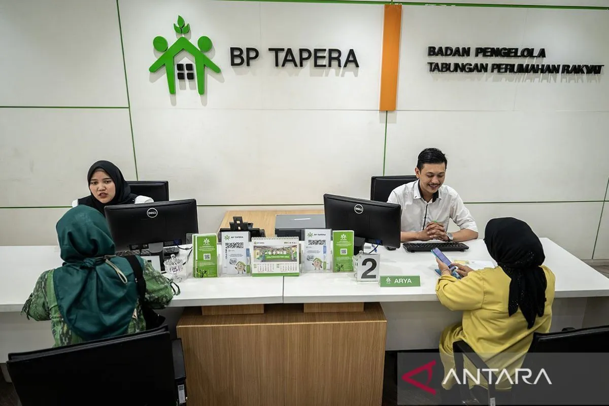 Petugas melayani peserta tabungan perumahan rakyat (Tapera) di Kantor Pelayanan Badan Pengelola Tapera,