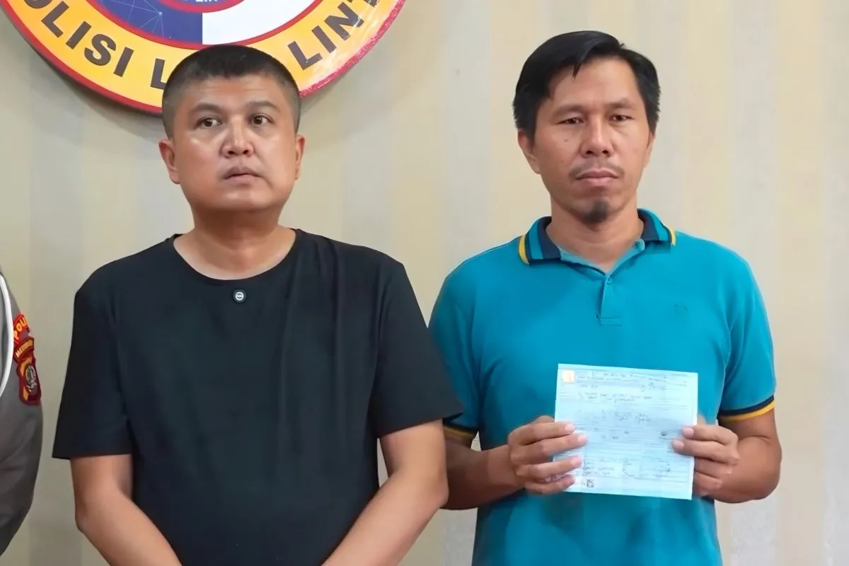 Pemilik Pajero Sport, Andi (kiri) dan pengendaranya yaitu Jon Heri saat dijemput oleh Ditlantas Polda Metro Jaya pada Jum'at