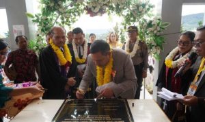 Bupati Pakpak Bharat, Franc Bernhard Tumanggor menandatangani batu prasasti peresmian gedung baru Gereja Kristen Protestan Pakpak Dairi (GKPPD), Resort Salak di Kota Salak, Pakpak Bharat, Sumatera Utara, Minggu (2/6/2024). (Diskominfo Pakpak Bharat)