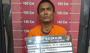 Terduga pelaku pencurian spesialis rumah kosong berinisial TMYK alias Telo, di Polsek Medan Baru.