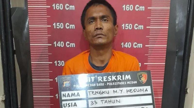 Terduga pelaku pencurian spesialis rumah kosong berinisial TMYK alias Telo, di Polsek Medan Baru.