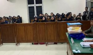 Sidang yang dimulai sekitar pukul 11.00 WIB dihadiri puluhan guru honorer (Para Penggugat) dan Kuasa Hukum (LBH Medan), tanpa dihadiri Tergugat dan Tergugat II Intervensi. Foto Dilansir dari: raelitas online.id