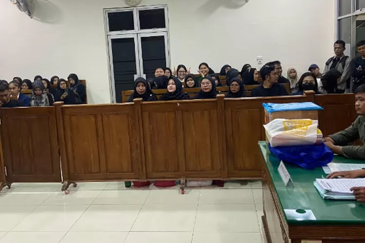 Sidang yang dimulai sekitar pukul 11.00 WIB dihadiri puluhan guru honorer (Para Penggugat) dan Kuasa Hukum (LBH Medan), tanpa dihadiri Tergugat dan Tergugat II Intervensi. Foto Dilansir dari: raelitas online.id