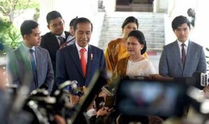 Foto bersama presiden Jokowi dengan keluarga beserta Bobby Nasution