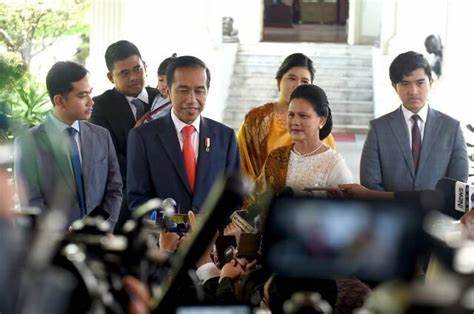 Foto bersama presiden Jokowi dengan keluarga beserta Bobby Nasution